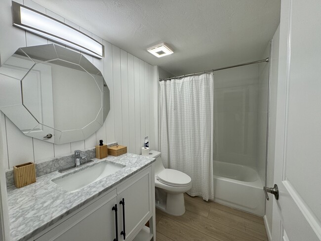 Guest Bathroom - 270 Naples Cove Dr