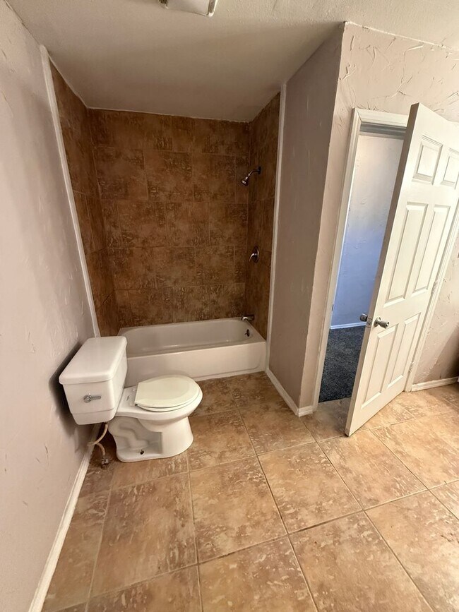 Building Photo - Available NOW! 4 bedroom 2 bathroom in Medical District