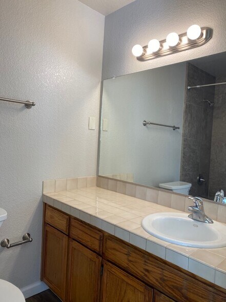 Building Photo - 1806 Woodlake Dr