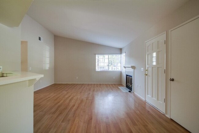 Building Photo - 2049 Haller St