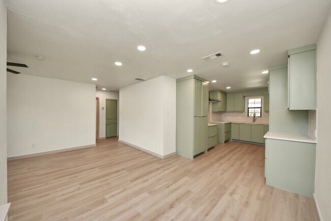Building Photo - 2404 Grape Ln