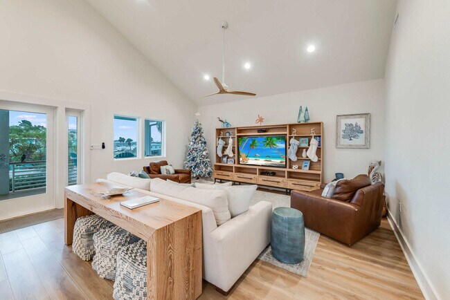 Building Photo - 119 6th St