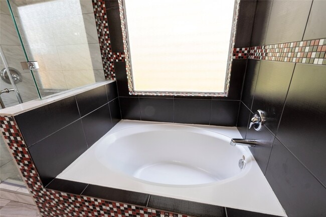 Building Photo - 6442 Wilshire Lakes