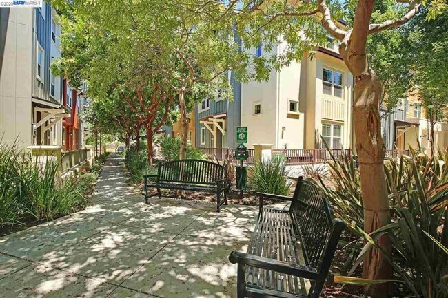 Building Photo - $3490 / GORGEOUS 3 BEDROOM TOWNHOUSE IN HA...