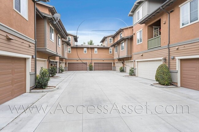 Building Photo - Beautiful 3 Bed/3.5 Bath Condo In Tustin!