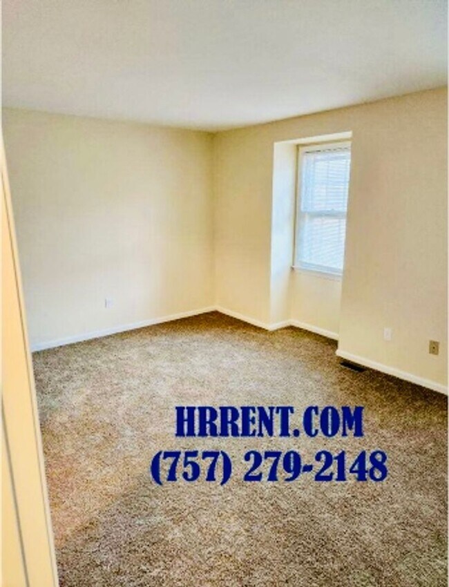 Building Photo - Cozy 3 Bedroom 1.5 Bathroom Townhouse located in the Denbigh-Warwick area of Newport News, VA!