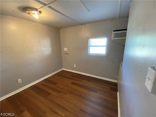 Building Photo - 2210 Cantor Ln