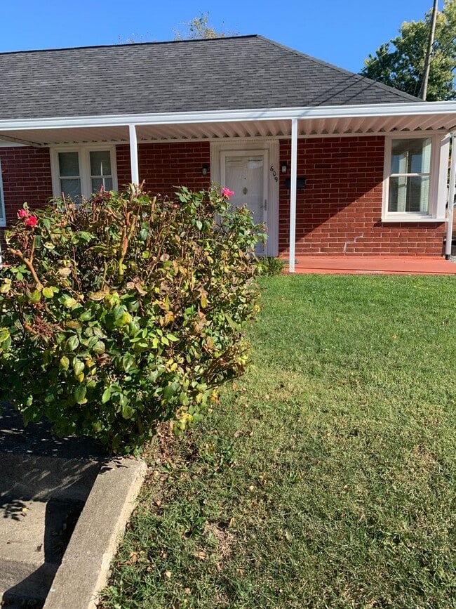 Building Photo - 2 Bedroom/1 bath Brick Duplex  Kingsport, TN