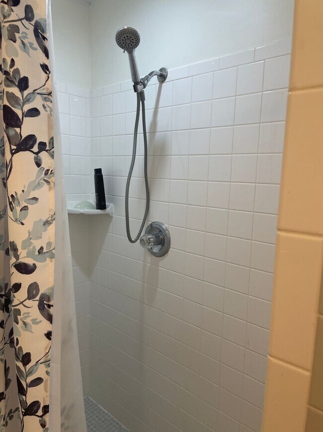 Building Photo - 4 BR 3 BA house on corner lot