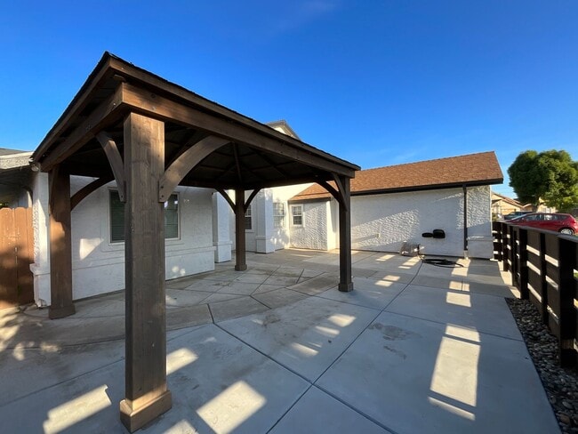 Building Photo - Updated 3 Bedroom 2 Bath Home in Fresno!