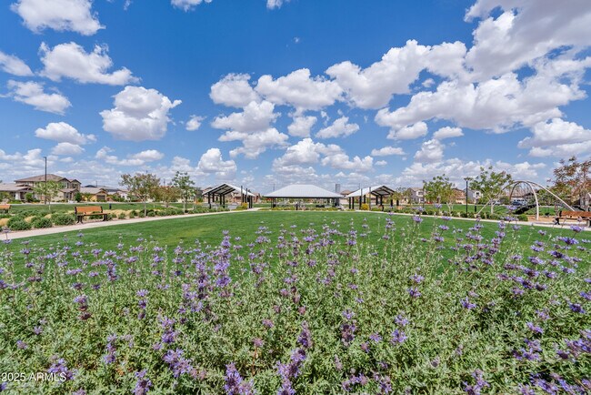 Building Photo - 2204 E Kelly Dr