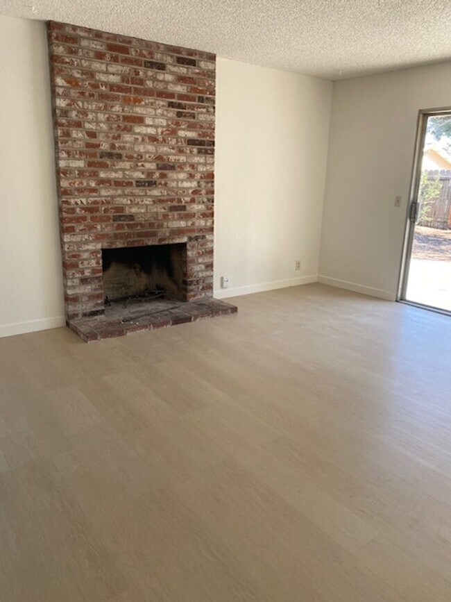 Building Photo - 1118 Woodridge Dr