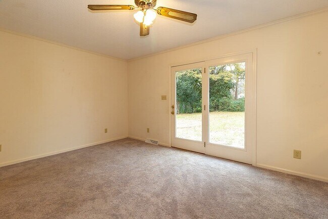 Building Photo - 408 Pineview Dr