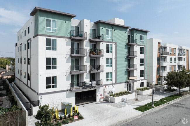 Building Photo - 3518 Chesapeake Ave.