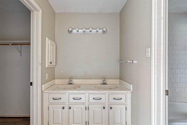 Building Photo - 923 Mayweather Ln