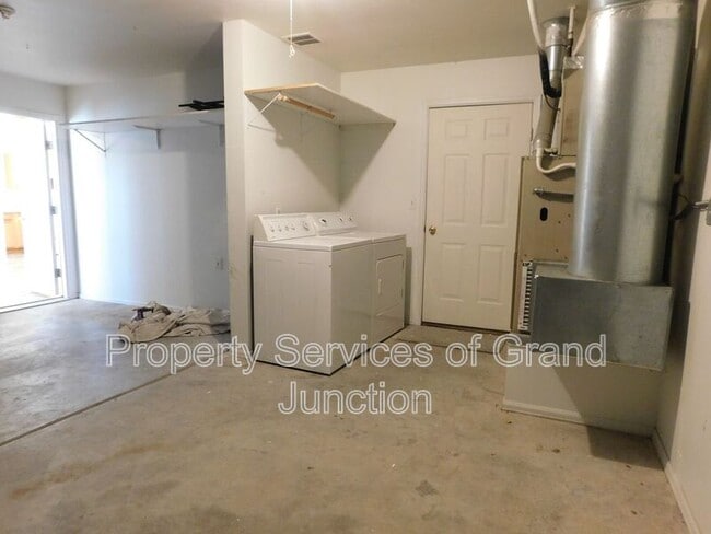 Building Photo - 657 Springbrook Dr