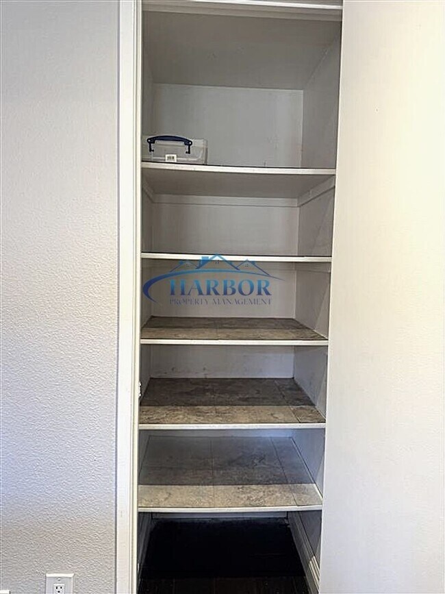 Building Photo - Spacious 2-Bedroom Townhouse in the Heart ...