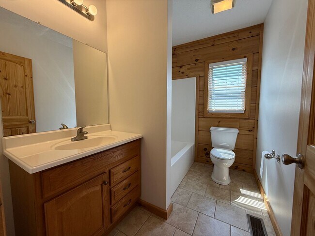 Building Photo - 1404 Maple Ln