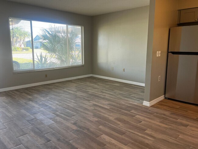 Building Photo - 2BD/1BA/Single carport - Venice