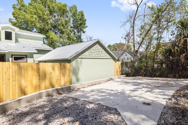 Building Photo - MODERN 4-BEDROOM TAMPA HOME | BUILT 2023 | FENCED YARD | PET FRIENDLY