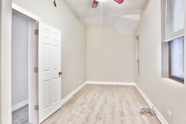 Building Photo - HUGE Condo Quality 4bed/2bath in Hot Wicker Park! Central Air! In-Unit Laundry! Deck! FREE Internet!
