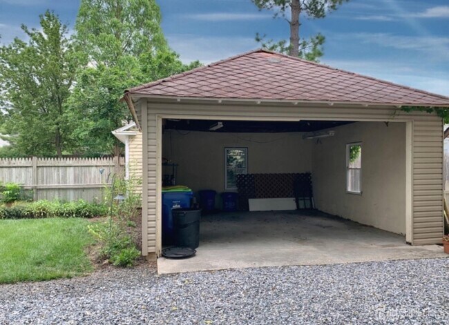 Building Photo - 40 Codington Pl