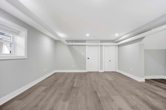 Building Photo - 2109 W Eastwood Ave