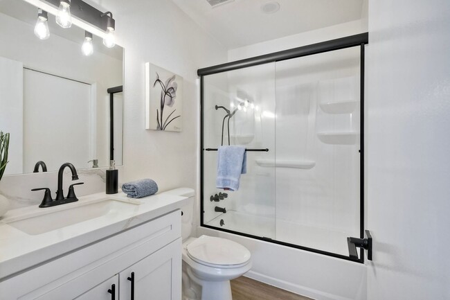 Building Photo - Charming Remodeled 2-Bed / 1.5-Bath Condo ...