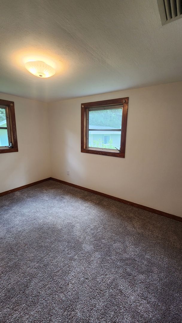 Building Photo - 3 Bedroom 1 Bathroom House