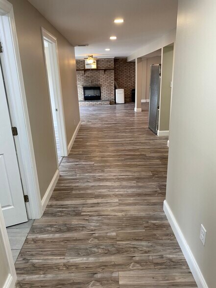 spacious hallway - 12402 Buchanan Trl W