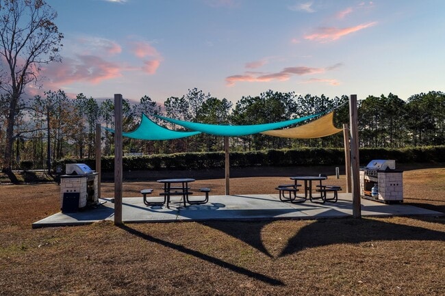 Building Photo - Spacious 3 bedroom 2.5 bath Townhome with 1 car garage - Close to Nexon/Carnes