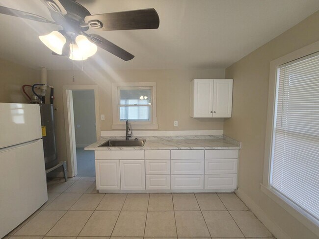 Building Photo - 2 Bedroom / 1 Bath / Bonus Room / 67th street