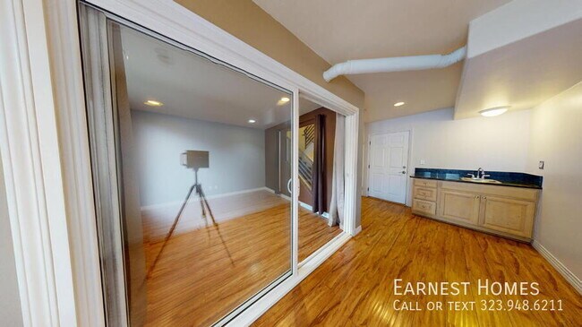 Building Photo - 11622 Oxnard St