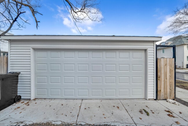 Building Photo - 5901 W Erie St