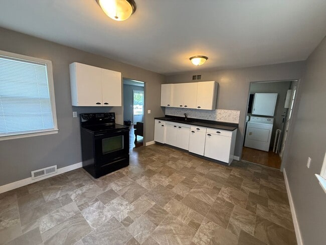 Building Photo - 2 bedroom, 1 bath house