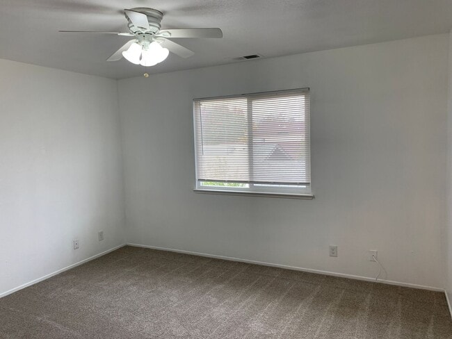 Building Photo - Super clean and move-in ready 3 Bedroom, 2 Bath!!