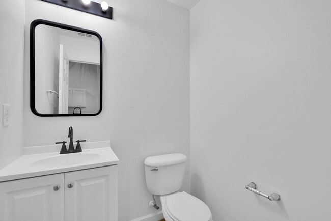 Building Photo - 3 Bedroom Townhouse for Rent! Special Low Pricing