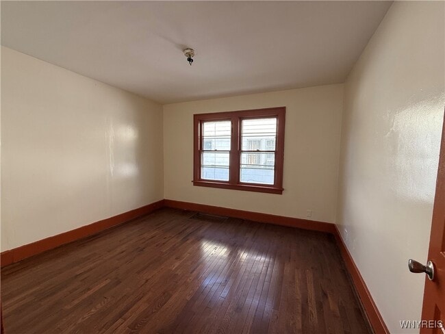Building Photo - 549 Lisbon Ave