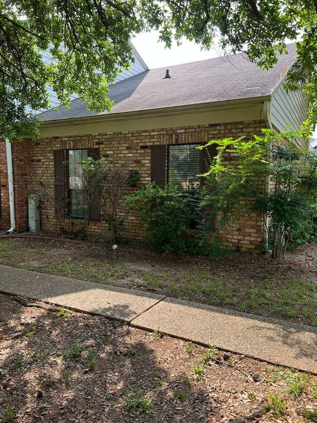 Building Photo - West Shreveport Available October 1st!
