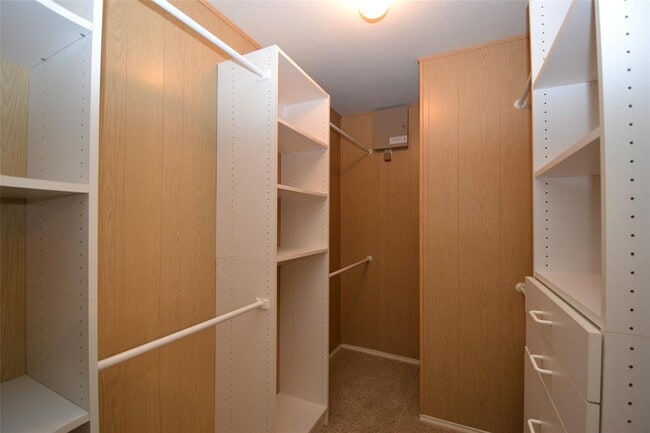 Building Photo - 2004 Killians Way