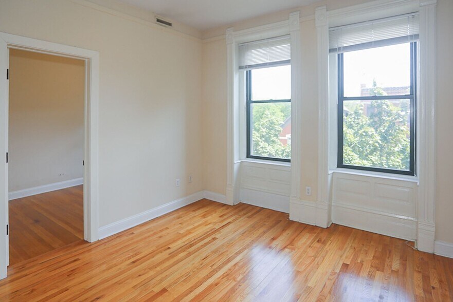 Building Photo - 2954 N Racine Ave