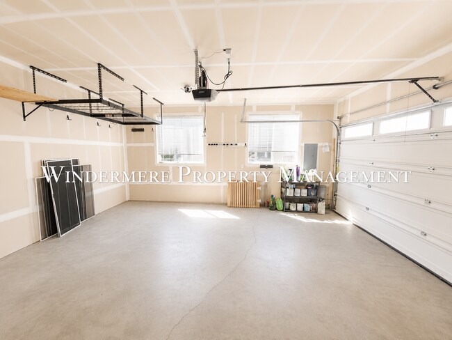 Building Photo - Bright and spacious home close to ferries, PSNS and recreational activities!