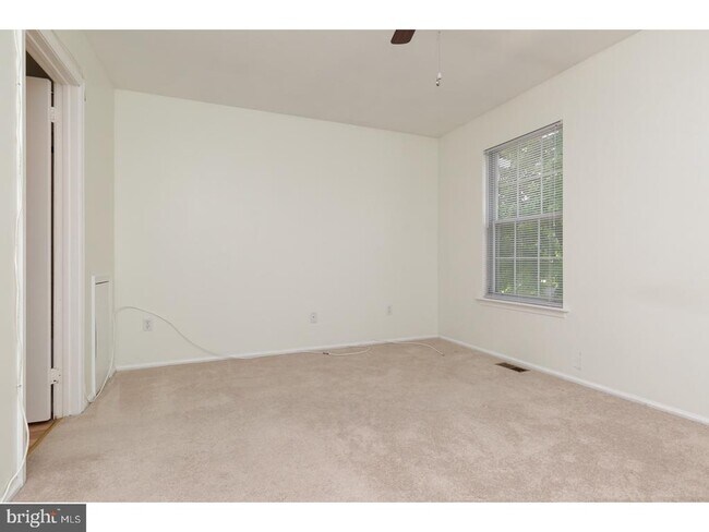 Building Photo - 122 Camber Ln