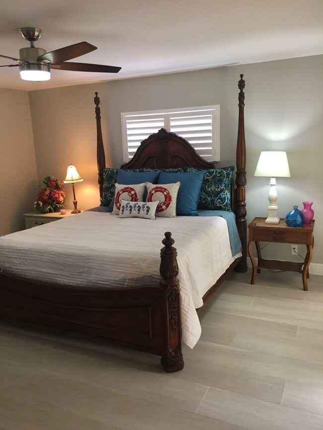 Building Photo - 381 SE 16th Ave