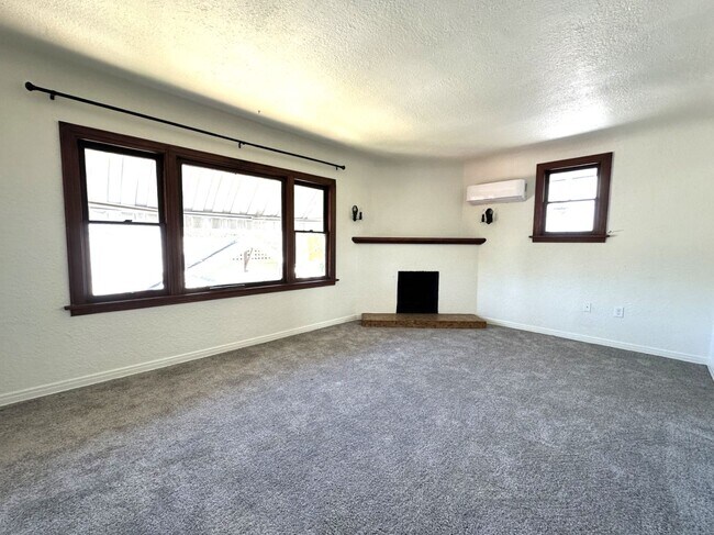 Building Photo - University Heights -Huge 1 Bedroom with Bonus Room/Bedroom and AC in Charming Vintage Building