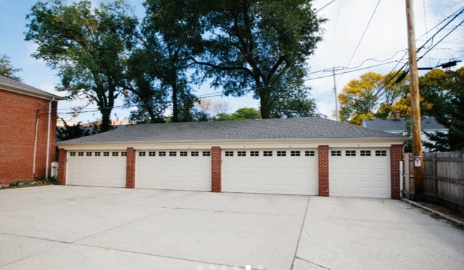 Building Photo - Bay Manor