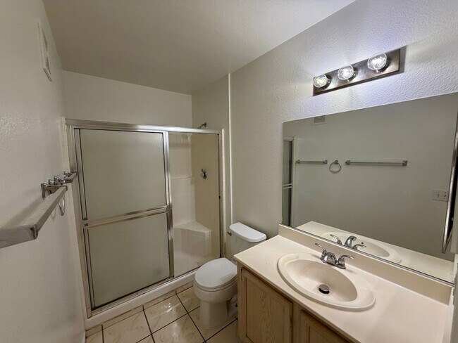 Building Photo - SE 2 bedroom condo in gated community