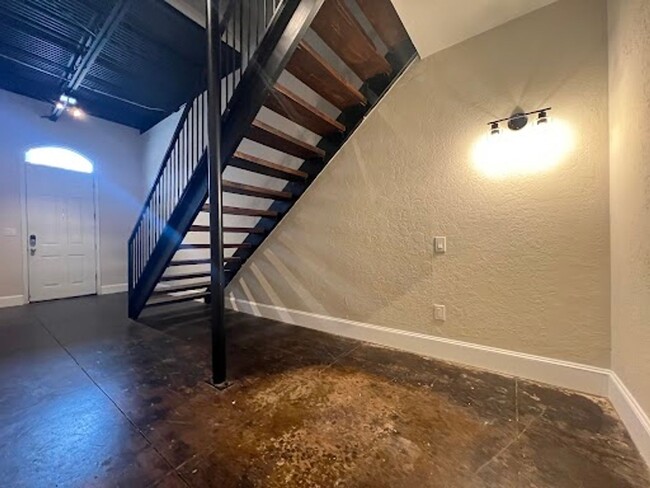 Building Photo - Charming Two Bedroom Loft in Houston with ...