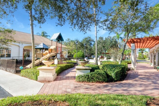 Building Photo - 3205 Myrtlewood Cir E