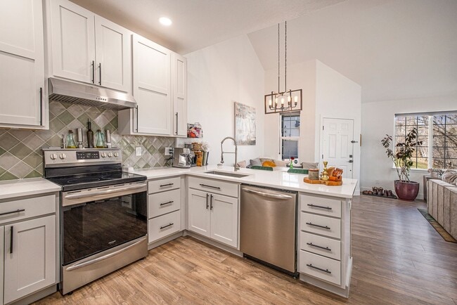 Building Photo - 2 Bedroom 2 Bathroom Townhouse in Jefferson Gardens